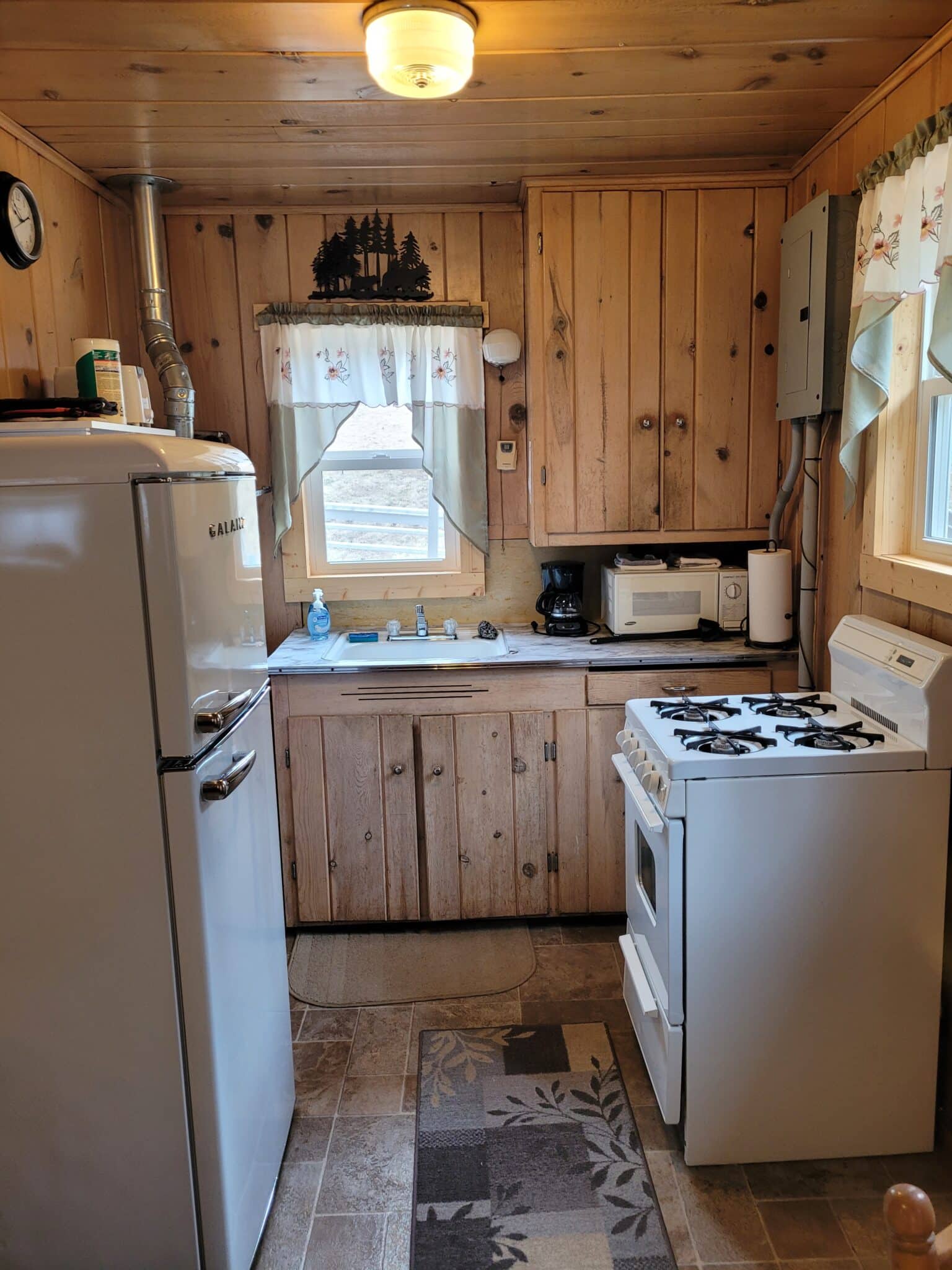 Great Escape Bar & Grill Phelps, WI Food Cabin Rentals